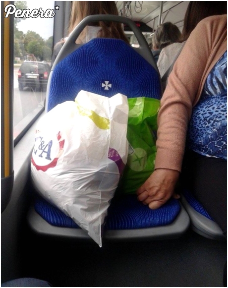 Ciekawe czy te zmęczone reklamówki mają swój bilet