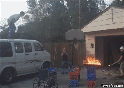 Debil trampolina i płonący stół