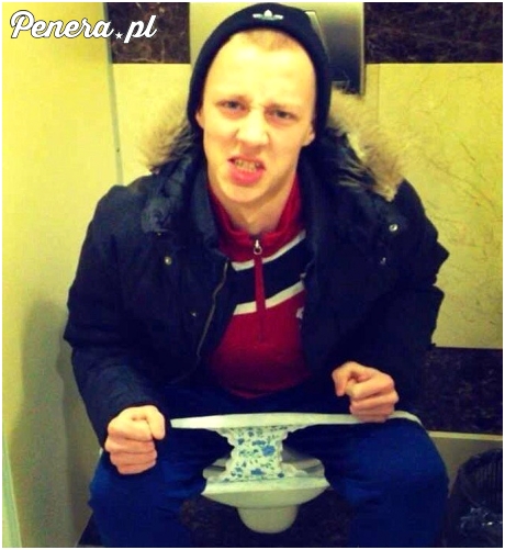 Dobra, focia na kiblu, że niby sra