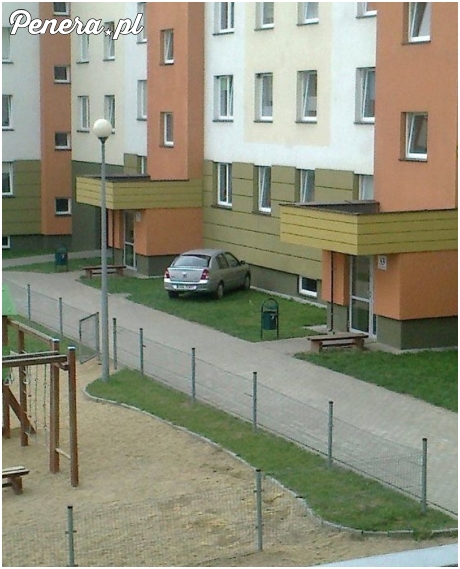 Dobrze, że drzwi do klatki takie wąskie