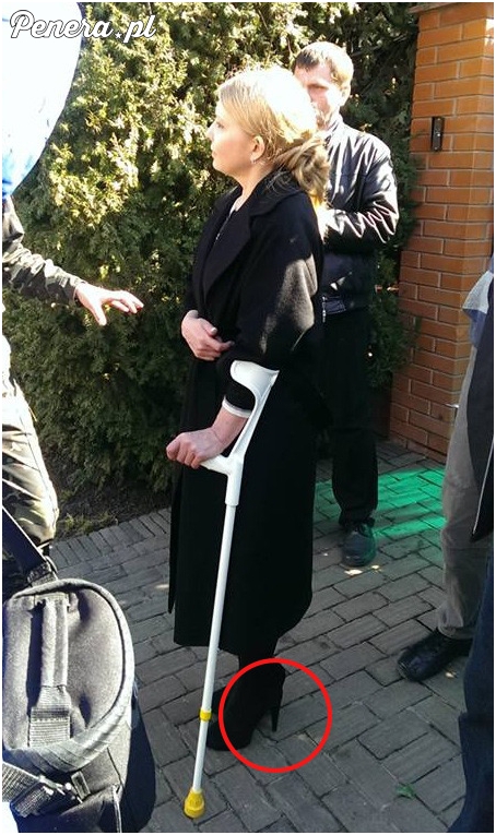 Dobrze że założyła buty ortopedyczne ;)