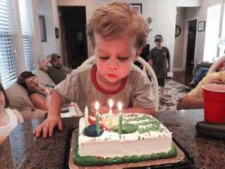 Doprawiony tort urodzinowy
