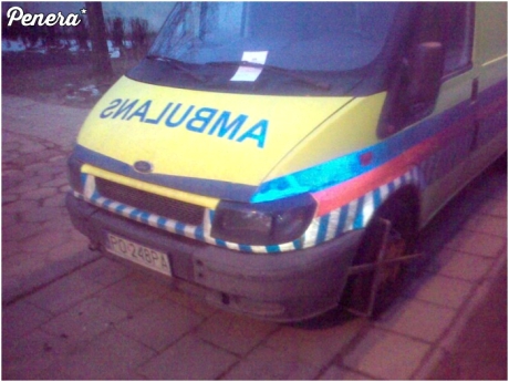 Dzielni strażnicy miejscy założyli blokadę na karetkę