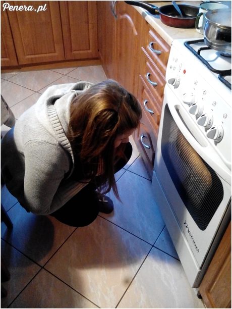 Dziewczyna oglądająca telewizję w swoim naturalnym środowisku