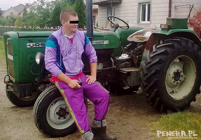 Młody rolnik chwali się swoim dobytkiem Młody rolnik chwali się swoim dobytkiem