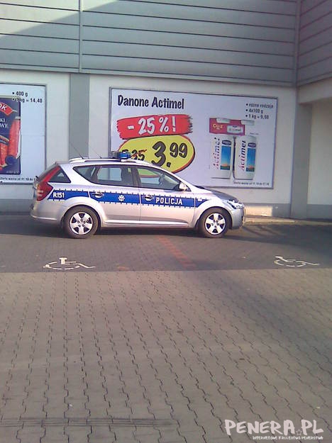 Policja daje przykład obywatelom Policja daje przykład obywatelom