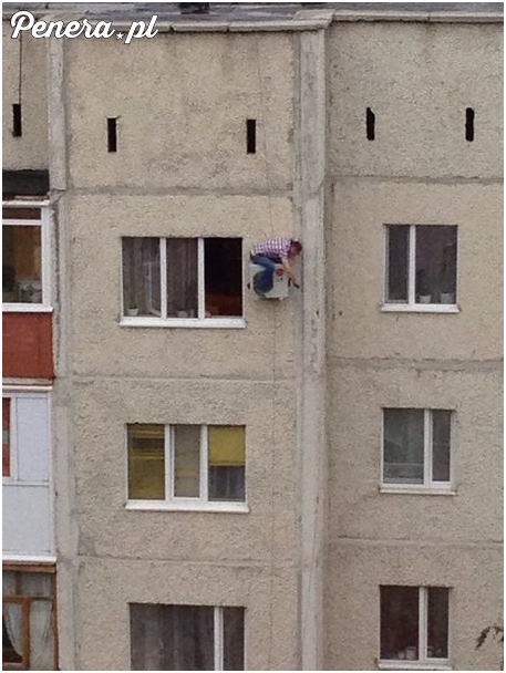 Fachowiec montujący klimatyzację