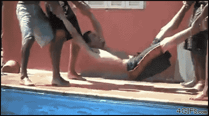 Finał zabawy z kumplami na basenie