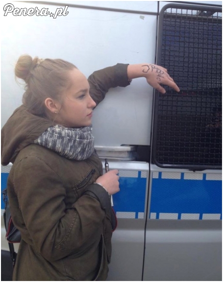 Gimbaza z pełną siłą zaatakowała radiowóz policyjny