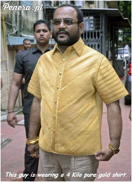 Gość który kupił sobie koszulkę ze złota ważącą 4,5kg Gość który kupił sobie koszulkę ze złota ważącą 4,5kg