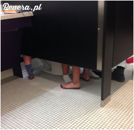 Grupowe spotkanie w kibelku