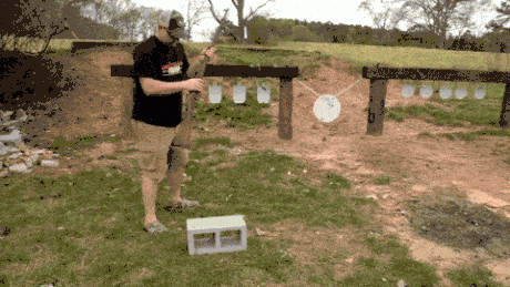 Karabin kontra betonowy bloczek