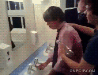 Koledzy zawsze potrafią zadbać o pijanego