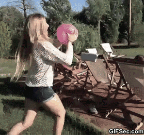 Koleżanki nad basenem