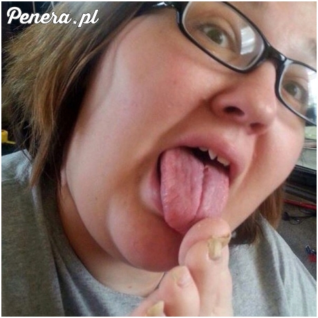 Lubi oblizywać paluszki