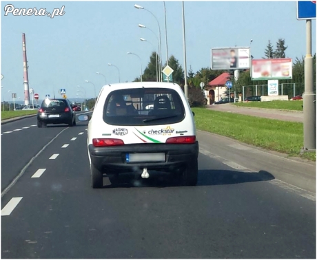 Małe auto z jajami