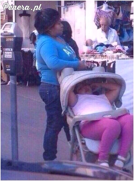 Mamusia z dzidziusiem na spacerze