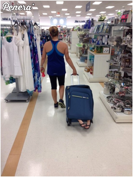 Mamusia z irytującym dzieciakiem na zakupach