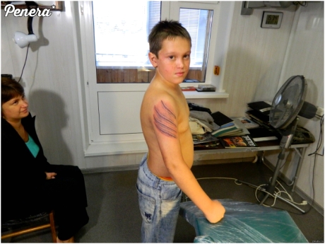 Młody dumny z pierwszego tatuażu