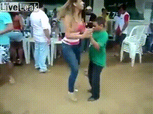 Młody tancerz wyrywa dupeczkę
