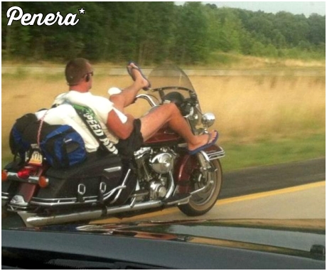 Motocyklista zmęczony podróżą