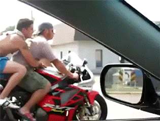 Motocyklowy popis dwóch kozaków