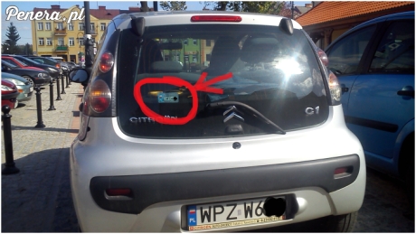 Należy nakleić w prawym dolnym rogu szyby :D