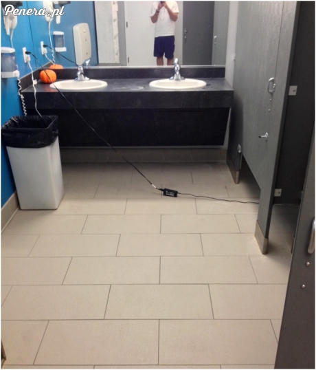 Nawet na kiblu z laptopem