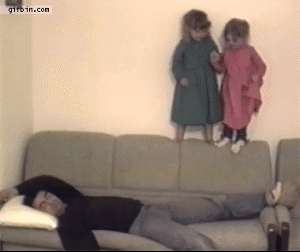 No to która mocniej skoczy na tatę ;)