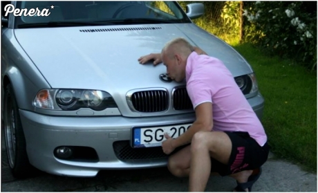 Pener w różowej koszulce i jego BMW