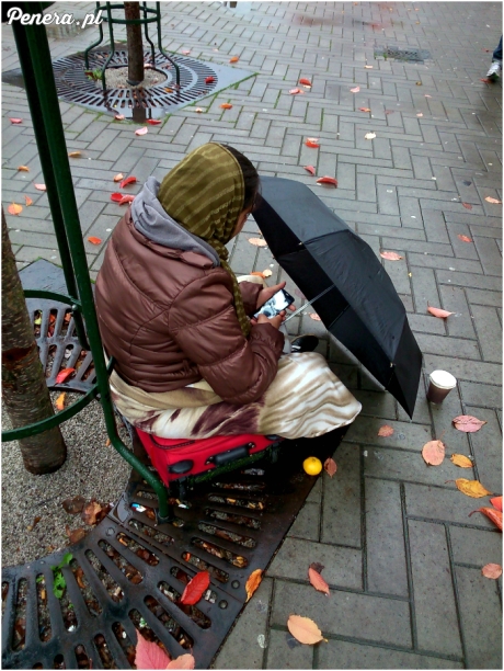 Pewnie dzwoni do szefa ;)