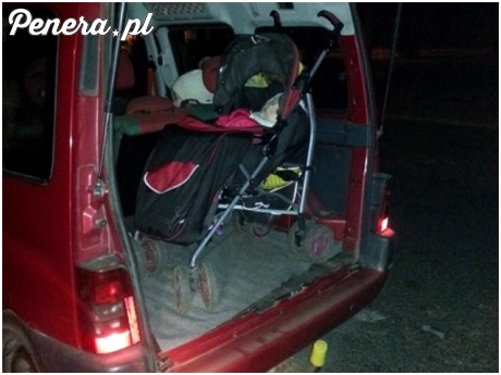 Pijana matka wiozła swoje dziecko w wózku w bagażniku auta