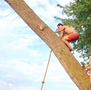 Pokazał niezwykłą sztuczkę na tarzanie