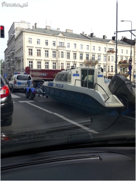Policja z Poznania zgubiła łódź na skrzyżowaniu