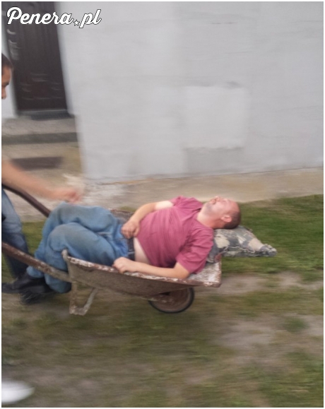 Powrót z pracy zmęczonego budowlańca