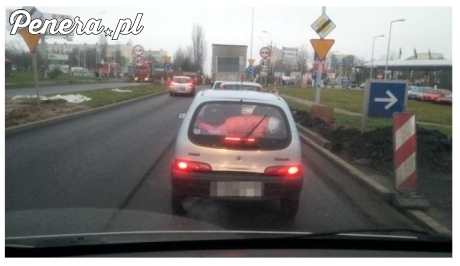 Przewożenie dzieciaka na tylnej półce w Seicento