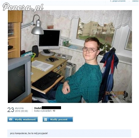 Przy komputerze bo to jego przyjaciel