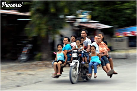Rodzina wycieczka na motocyklu