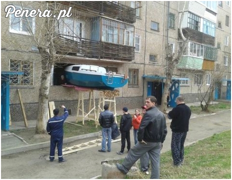 Sąsiad postanowił złożyć w chacie łódkę