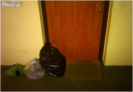 Sąsiad zrobił sobie śmietnik na klatce