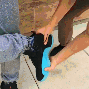 Skok do basenu za butem