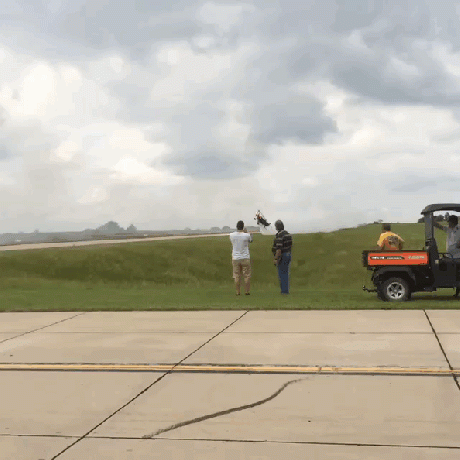 Skok motocyklem nad lecącym samolotem