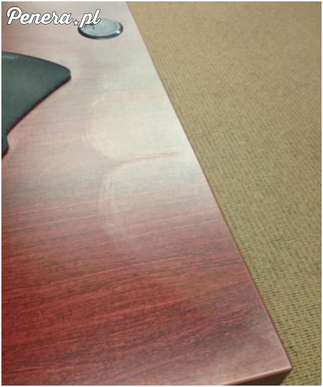 Ślady na biurku :D