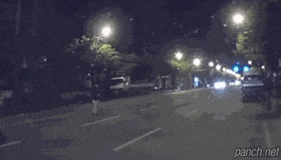 Spokojne przechodzenie przez ulicę