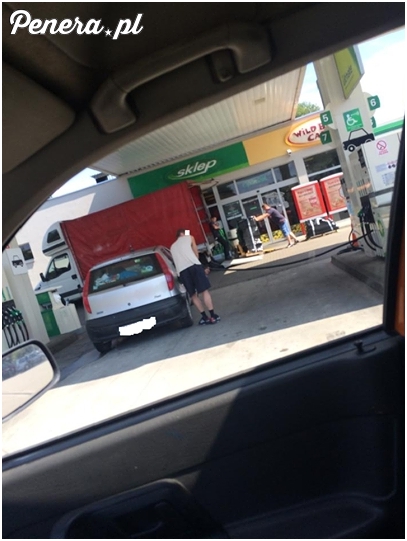 Spryciarz tankuje swojego Fiaciora