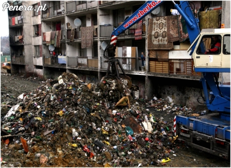 Sprzątanie pod blokiem u cyganów