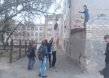 Strzał plecakiem prosto w mordę