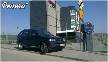 Tak parkuje Kurski na lotnisku