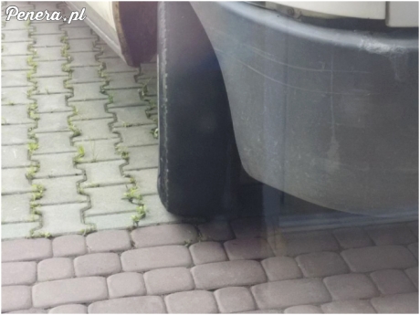 Tak wygląda opona w bolidzie jednego z kurierów