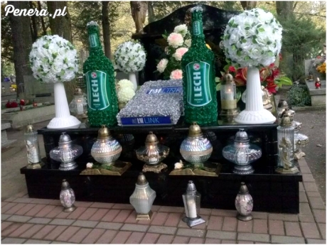 Tymczasem na cmentarzu - Piwko i papieroska dla zmarłego